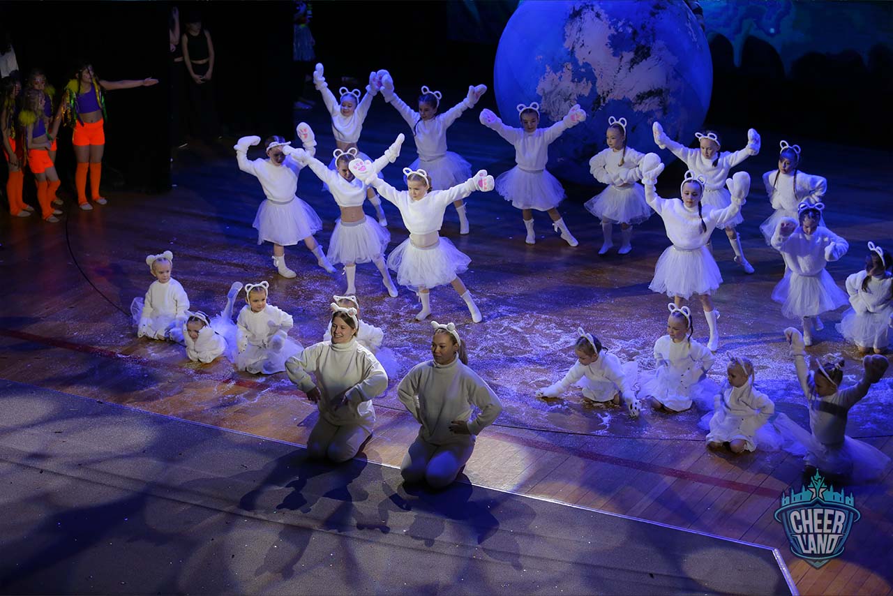 Новогодний отчётный концерт клуба «ЧирЛэнд» в Королёве объединил юных спортсменов, их родителей и зрителей в одном ярком шоу по чирлидингу и акробатике.