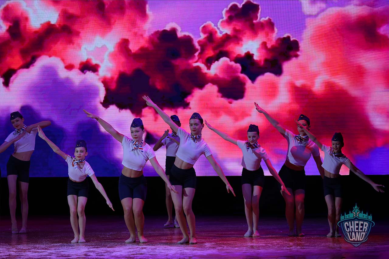 «ЧирЛэнд» Королёв: отчётный концерт по чирлидингу и акробатике
