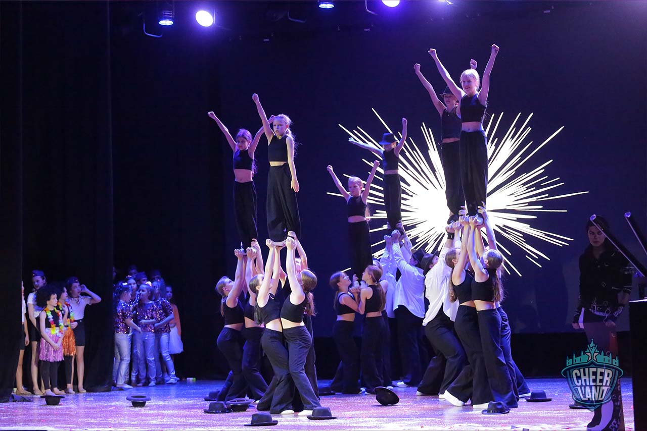 Новогодний отчётный концерт по чир спорту для детей в Королёве