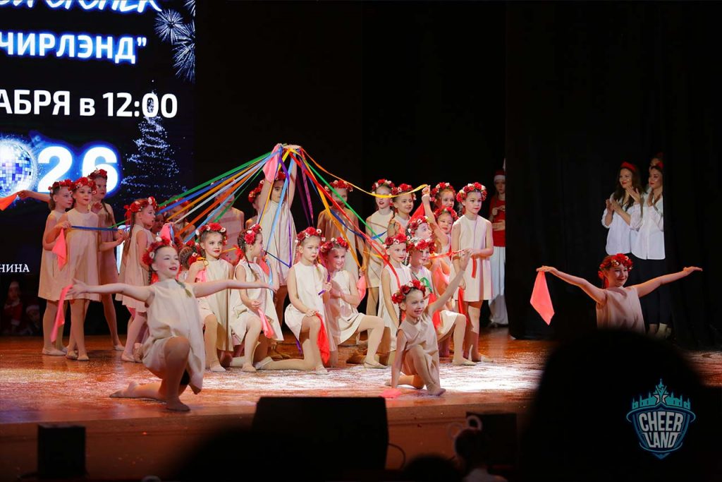 На сцене новогоднего концерта клуба «ЧирЛэнд» в Королёве чествовали команду «ЭЛМОНТ» — пример дисциплины, труда и успеха в чир спорте для подрастающих спортсменов.
