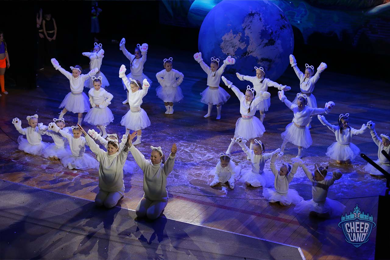 Клуб чир спорта «ЧирЛэнд» Королёв: праздник, чирлидинг и награды
