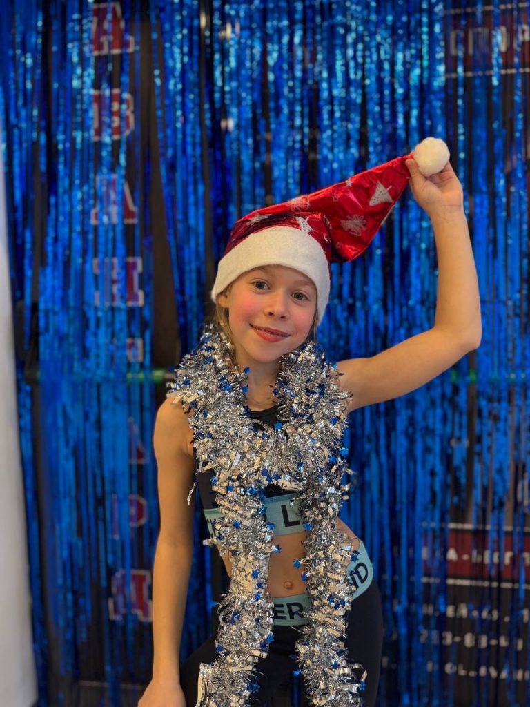 Совместная подготовка костюмов и активностей в клубе. Формируем сообщество для успеха ребёнка в чир спорте.